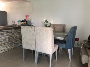 cocina con mesa y sillas en una habitación en Apartamentos de lujo puerto Colombia el encanto, en Puerto Colombia
