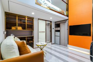 salon z kanapą i telewizorem w obiekcie Yunga Yee Tsui Apartments云嘉倚翠公寓 w Guangzhou +8 zdjęć