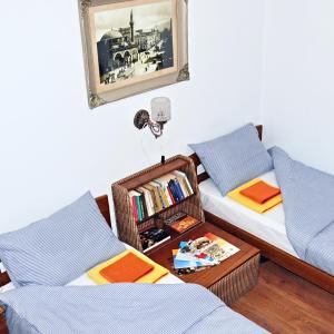 um quarto com duas camas e uma mesa entre elas em Ayki - historic centre apartment em Sófia