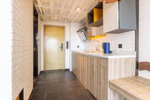 Kuchyň nebo kuchyňský kout v ubytování Lavender Apartment Branch