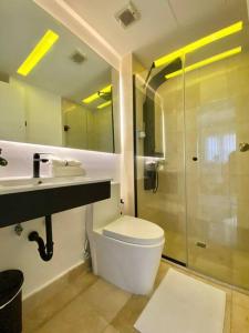 蓬塔卡納的住宿－Hard Rock at Cana Rock Condos 4 by Unwind Properties，浴室配有卫生间、淋浴和盥洗盆。
