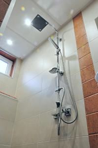 uma casa de banho com uma cabeça de chuveiro em Ayki - historic centre apartment em Sófia