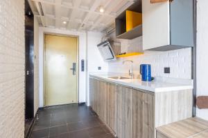 Kuchyň nebo kuchyňský kout v ubytování Lavender Apartment Branch