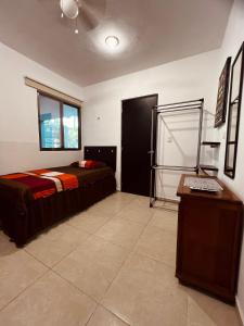 um quarto com uma cama e uma secretária. em Habitación independiente al Norte de Mérida em Mérida