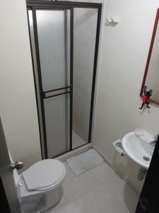 uma casa de banho com um chuveiro, um WC e um lavatório. em Habitación cerca al aeropuerto Matecaña em Pereira