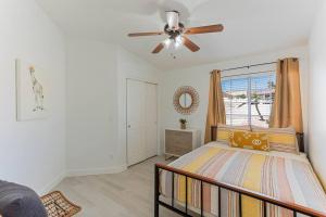 Un dormitorio con una cama y un ventilador de techo. en Sunset Paradise . Pool . BBQ . Smart TV . Sleeps10, en Lake Havasu City 38 fotos más