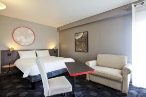 une chambre d'hôtel avec un lit et une chaise dans l'établissement ibis Styles Paris Mairie de Montreuil, à Montreuil