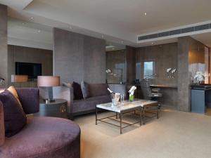 上海的住宿－上海世博洲際酒店，客厅配有沙发和桌子