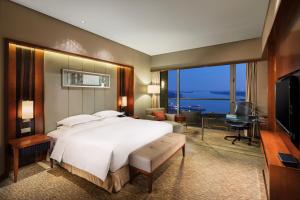 TV a/nebo společenská místnost v ubytování Hilton Nanjing Riverside