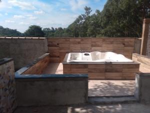bañera en la parte superior de un patio en Cantinho da Milla, en Itu