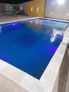una piscina de agua azul en una casa en Cantinho da Milla, en Itu