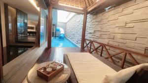 Habitación con cama y piscina en Orient Luxury Villa Motel, en Huwei