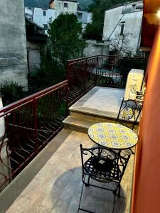 een patio met een tafel en stoelen op een balkon bij B&B Donna Francé in Corbara