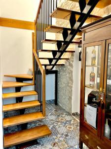 - un escalier en bois dans une chambre avec porte dans l'établissement B&B Donna Francé, à Corbara