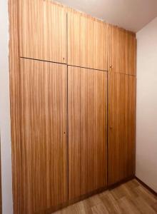 un grande armadio in legno in una stanza con pavimenti in legno di Ferienwohnung zum Wohlfühlen a Gmunden