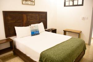 Un pat sau paturi într-o cameră la Hostal Marina Samana