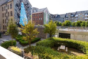 un parque con un banco frente a un edificio en Stefania en Aalborg