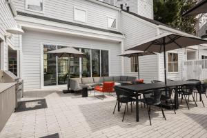 Patio nebo venkovní prostory v ubytování Mountain View 2BR w Gym Spa Parking nr Dining SFO-380