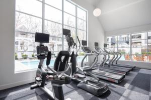 Fitness centrum a/nebo fitness zařízení v ubytování Mountain View 2BR w Gym Spa Parking nr Dining SFO-380