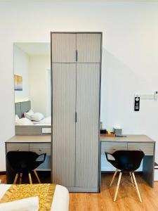 Postel nebo postele na pokoji v ubytování LESTARI INN RESIDENCE