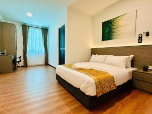 Postel nebo postele na pokoji v ubytování LESTARI INN RESIDENCE