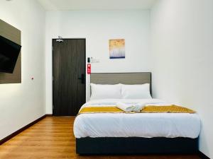 Postel nebo postele na pokoji v ubytování LESTARI INN RESIDENCE