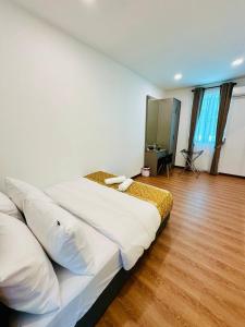 Postel nebo postele na pokoji v ubytování LESTARI INN RESIDENCE