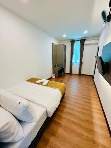 Postel nebo postele na pokoji v ubytování LESTARI INN RESIDENCE