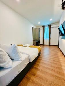 TV a/nebo společenská místnost v ubytování LESTARI INN RESIDENCE
