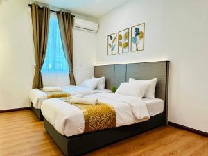 Postel nebo postele na pokoji v ubytování LESTARI INN RESIDENCE