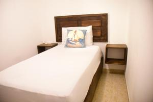 En eller flere senge i et værelse på Hostal Marina Samana