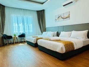 Postel nebo postele na pokoji v ubytování LESTARI INN RESIDENCE