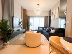 Posezení v ubytování NEW! Modern Elegance 2B in Burj Royale Downtown