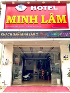 HOTEL MINH LÂM 2 في بلاي كو: علامة لفندق minchin lan في مبنى