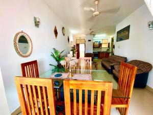 uma sala de jantar com uma mesa e quatro cadeiras em Mount view residences em Ratmalana