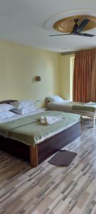 a bedroom with two beds in a room at Casa de joana deluxe in Calangute