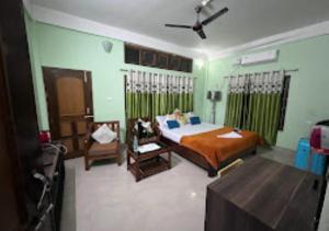 1 dormitorio con 1 cama y TV. en Hotel Mandal Ghang Arunachal Pradesh, en Bhalukpung