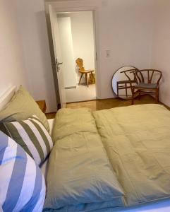 um quarto com uma cama e uma cadeira em B71 - Appartement im Herzen des Schwarzwalds em Schramberg