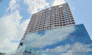 a tall building with a reflection of the sky at Ulsan Tanibay Hotel & Wedding in Ulsan