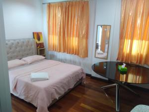 En eller flere senger på et rom på Duplex Apartment In Bukit Bintang For Rent