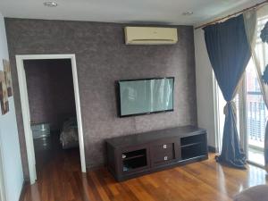 Televízia a/alebo spoločenská miestnosť v ubytovaní Duplex Apartment In Bukit Bintang For Rent