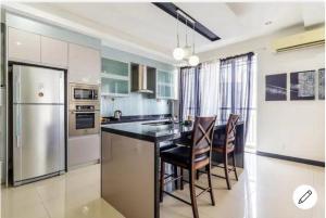 Kuchyňa alebo kuchynka v ubytovaní Duplex Apartment In Bukit Bintang For Rent