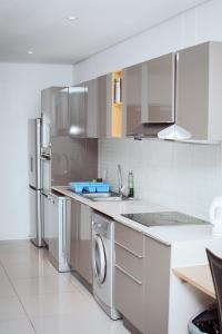 una cucina con elettrodomestici in acciaio inossidabile e lavastoviglie di City Apartments at Freedom Plaza a Windhoek