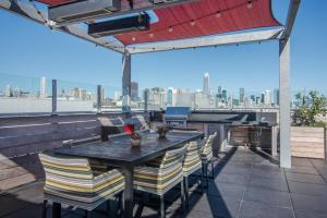 einen Tisch und Stühle auf einem Balkon mit Stadtblick in der Unterkunft SoMa 1BR w Gym Roofdeck BBQs nr Tech HQs SFO-97 in San Francisco
