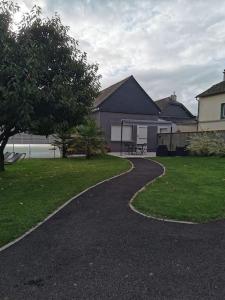 a winding path in front of a house at Logement-Barry entre Tarbes et Lourdes 