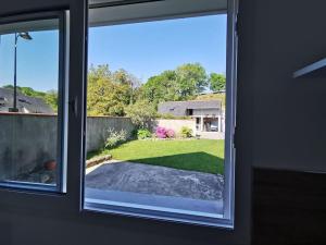 una ventana con vistas al patio desde una casa en Logement-Barry entre Tarbes et Lourdes, 