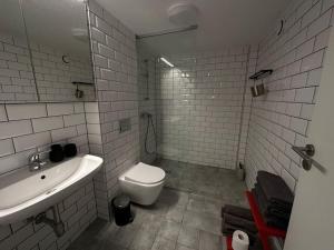 考納斯的住宿－M Loft3，白色的浴室设有水槽和卫生间。