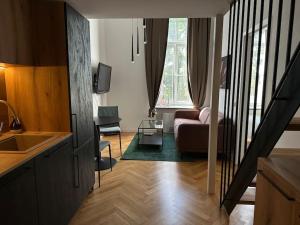 考納斯的住宿－M Loft3，客厅配有沙发和桌子。