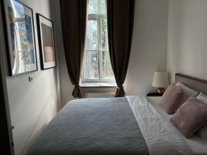考納斯的住宿－M Loft3，一间卧室设有一张大床和一个窗户。