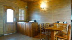 ein Esszimmer mit einem Tisch und einer Holzwand in der Unterkunft KTM Resort Batam in Sekupang